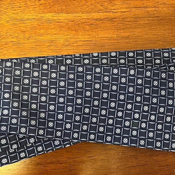 Arrow Men's Navy blue and White 100% silk Patterned Tie - Picture 2 of 6